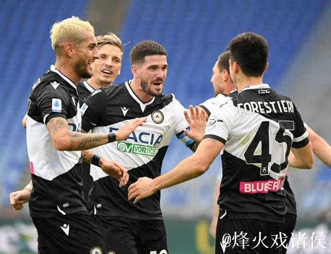 中场休息：乌迪内斯与那不勒斯互交白卷，比赛缺乏亮点，机会屈指可数。