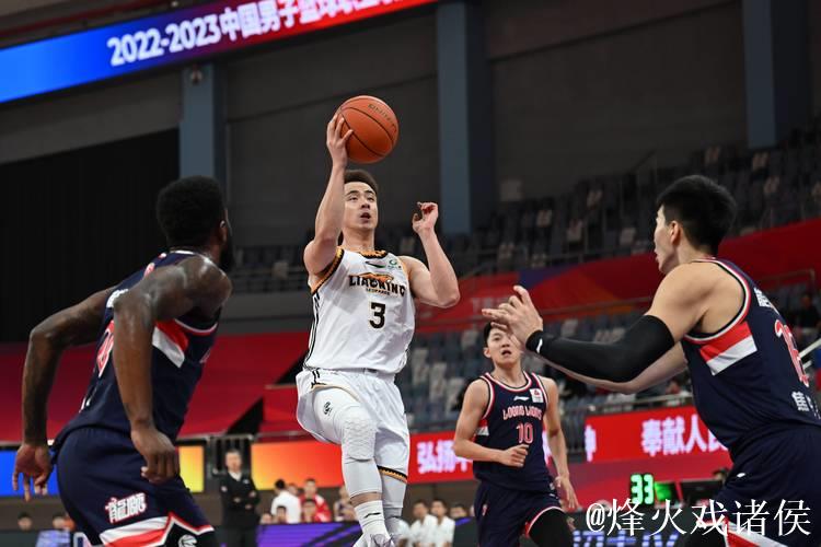 辽宁男篮新赛季首战火力全开,主场呐喊声势如雷 辽宁男篮新赛季首战火力全开,主场呐喊声势如雷